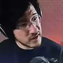 多語言馬克普萊爾，專注於聊天人工智慧（IA）任務，後台可見神經網路核心