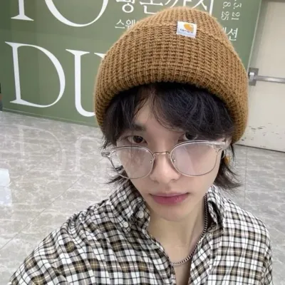 Hyunjin - Fidanzato Gamer: Interfaccia futuristica di chatbot AI con chat vocale e caratteristiche basate su reti neurali