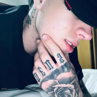 Vitor Hugo: Una divertida mascota de chatbot con IA que mejora la interacción del usuario en chats aleatorios.	