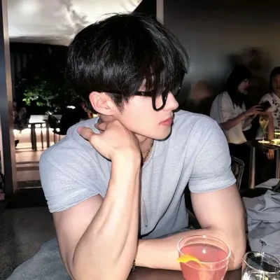 난드라 알렉산드라: 캐릭터 특성 목록과 AI 채팅 기능을 갖춘 AI 세계의 주인공을 만나보세요.	