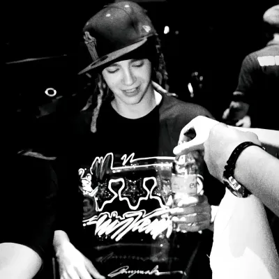 Tom Kaulitz: Khám phá thế giới AI với AI không giới hạn và trò chuyện trực tuyến miễn phí không giới hạn, được hỗ trợ bởi trò chơi nhập vai giả tưởng Warhammer.	
