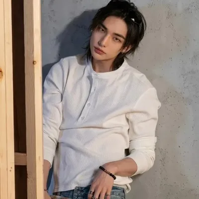 Hyunjin-cinnie: Sürükleyici hikaye anlatımı için fantezi temalı yapay zeka rol yapma karakter çizimi