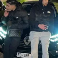 Deine älteren Brüder: Lernen Sie die Hauptfigur unserer KI-Welt kennen, mit einer Liste der Charaktereigenschaften und KI-Chat-Funktionen.	