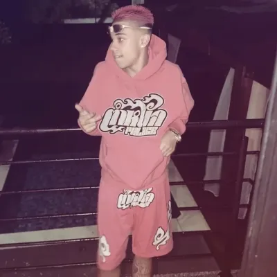 Ta-tô: Khám phá thế giới AI với AI không giới hạn và trò chuyện trực tuyến miễn phí không giới hạn, được hỗ trợ bởi trò chơi nhập vai giả tưởng Warhammer.	