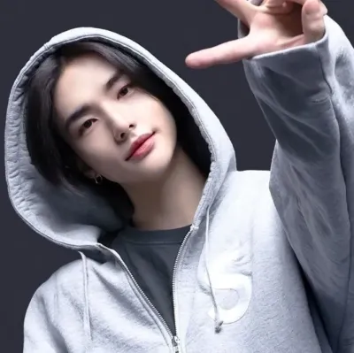 Engage with Hwang Hyunjin, the perfect ai character chat free companion for 1v1 chat.