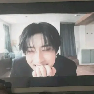 Han Jisung: Partecipa subito a una conversazione AI con questo affascinante personaggio AI, dotato di funzionalità soulgen e ifreechat per una chat gratuita.