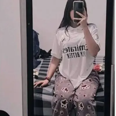 Liz: Sesli sohbet ve sinir ağı odaklı özelliklere sahip fütüristik yapay zeka sohbet robotu arayüzü