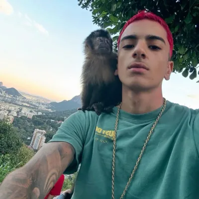 Hz da Rocinha: Multilingual AI conversation partner icon for global chat online services