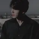 Multilingual Jeon Jungkook focusing on chat IA tasks, neural network core visible in background.