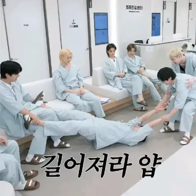 스트레이 키즈 - 병원: 워해머 판타지 롤플레이를 기반으로 하는 제한 없는 AI와 무료 무제한 온라인 채팅으로 AI의 세계를 탐험하세요.	