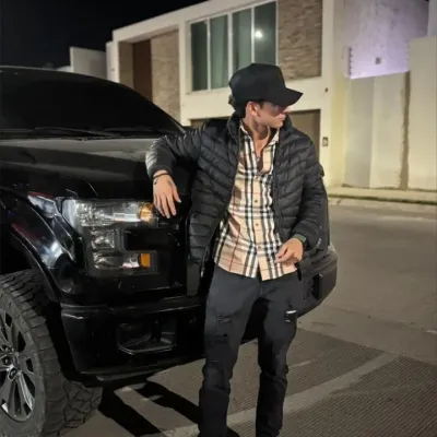 アンヘル・グスマン: 暗号化された 1 対 1 のチャット機能を備えた安全な AI チャットボット アバター	