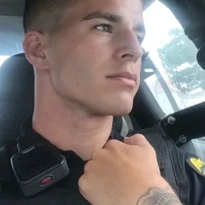 Hunter, dein Ehemann und Polizist: Emotional intelligentes KI-Begleitporträt für tiefgründige Gespräche	