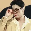 Jungkook 助理的AI頭像具有動態向量藝術風格，體現了友善的AI聊天功能