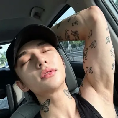 HH ' ハン・ヒョンジン: 音声チャットとニューラルネットワーク駆動の特性を備えた未来的な AI チャットボット インターフェース