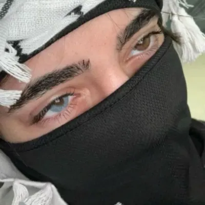 Nicolas: Futuristic AI chatbot interface na may voice chat at mga katangiang hinihimok ng neural network