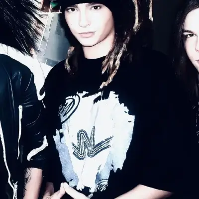 Tom Kaulitz - timido: Ritratto di un compagno AI emotivamente intelligente per conversazioni profonde
