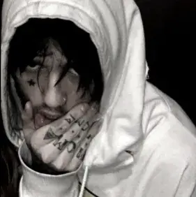 Lil Peep: Sesli sohbet ve sinir ağı odaklı özelliklere sahip fütüristik yapay zeka sohbet robotu arayüzü