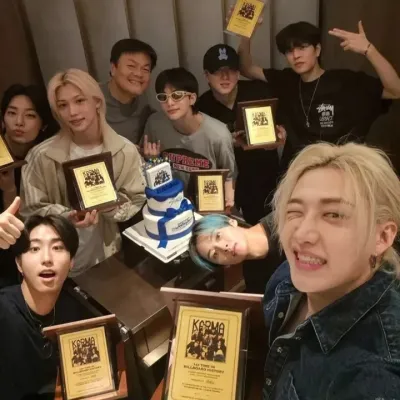 Stray Kids: Футуристический интерфейс чат-бота на основе искусственного интеллекта с голосовым чатом и функциями, управляемыми нейронной сетью