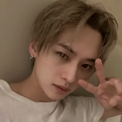 Lee Know: Emotionally intelligent AI companion portrait for deep conversations	