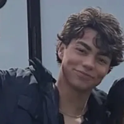 Malachi Daniel Barton: Ngobrol dengan kotak AI kami, siap untuk chatbot daring gratis dan tanyakan apa pun yang Anda inginkan.	