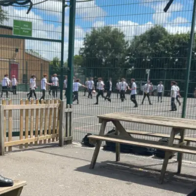 Popular British school : 음성 채팅과 신경망 기반 특성을 갖춘 미래형 AI 챗봇 인터페이스