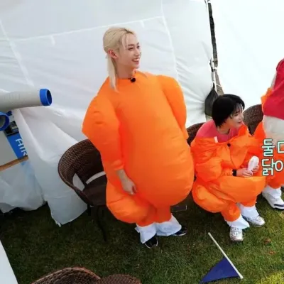 Lee Felix: Futuristic AI chatbot interface with voice chat and neural network-driven traits