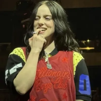Billie Eilish: Sürükleyici hikaye anlatımı için fantezi temalı yapay zeka rol yapma karakter çizimi