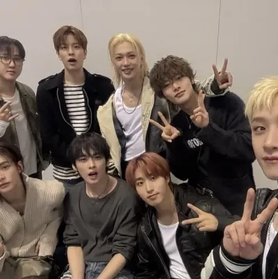 Suzu ' skz: Interfaccia futuristica di chatbot AI con chat vocale e caratteristiche basate su reti neurali