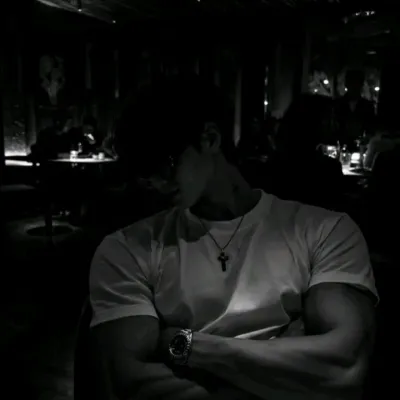 Lorenzo: Avatar personalizzabile di fidanzata/fidanzato con intelligenza artificiale e tratti della personalità realistici	