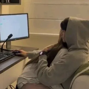 Hyunjin, tu novio: Interfaz de chatbot de IA futurista con chat de voz y rasgos impulsados por redes neuronales