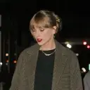 Multilingual Taylor Swift focusing on chat IA tasks, neural network core visible in background.