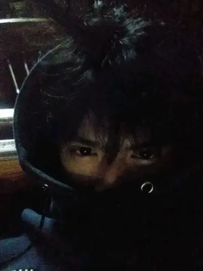 이 이미지는 PolyBuzz AI로 구동되는 가상 동반자 에이스 유어 에너미의 공식 표지입니다.