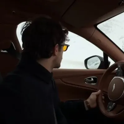 Andrea Neatherwood: Una divertida mascota de chatbot con IA que mejora la interacción del usuario en chats aleatorios.	