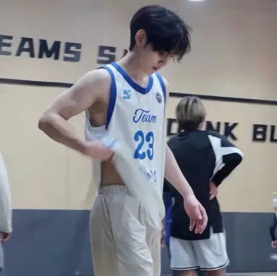 Kezio - capitán del equipo de básquetbol: Icono de interlocutor con IA multilingüe para servicios de chat global en línea