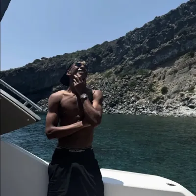 -__Lamine__-: Baharatlı sohbet ve fantezi senaryoları için yaratıcı rol yapma yapay zeka karakter çizimi