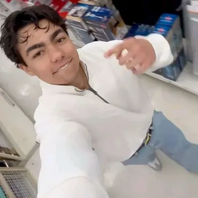 Malachi Barton: Makipag-usap sa ai kasama ang kaakit-akit na AI character na ito, na nagtatampok ng soulgen at mga kakayahan ng ifreechat para sa libreng chat ngayon.	