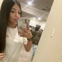 Mia: Arte de personajes de rol de IA con temática de fantasía para una narración inmersiva