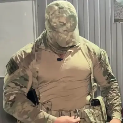 Militaire russe : Avatar de petite amie/petit ami IA personnalisable avec des traits de personnalité réalistes