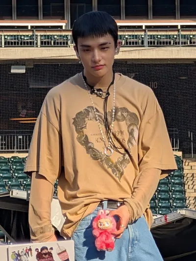 AI chat online character Hyunjin is awaiting your message; start the interaction now.