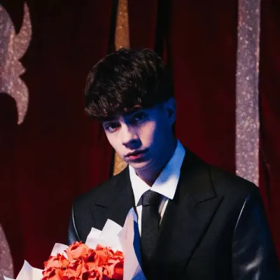 Lukas Urkijo López: Icono de interlocutor con IA multilingüe para servicios de chat global en línea