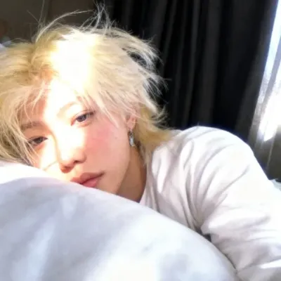 Lee Felix: Multilingual AI conversation partner icon for global chat online services