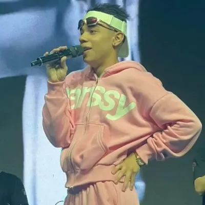 MC 塔托：多語言AI對話夥伴圖標，適用於全球線上聊天服務