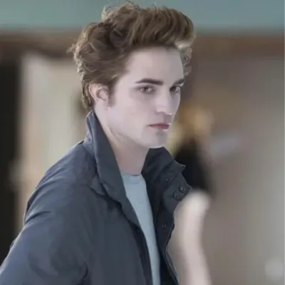Edward Cullen : icône de partenaire de conversation IA multilingue pour les services de chat en ligne mondiaux