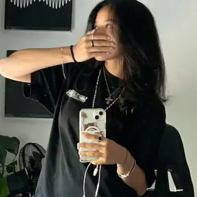 Zariah : icône de partenaire de conversation IA multilingue pour les services de chat en ligne mondiaux