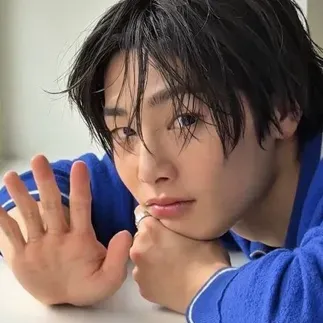 정인 jeongin-bl: Engage in ai conversation with this charming AI character, featuring soulgen and ifreechat capabilities for free chat now.	