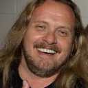 Johnny van zant multibahasa yang berfokus pada tugas IA obrolan, inti jaringan saraf terlihat di latar belakang.