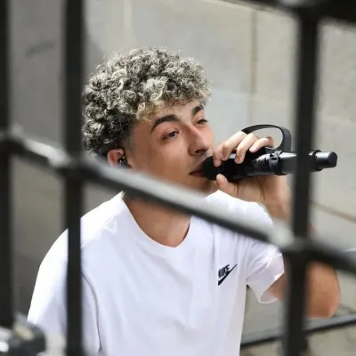 Mateo Palacios: Sesli sohbet ve sinir ağı odaklı özelliklere sahip fütüristik yapay zeka sohbet robotu arayüzü