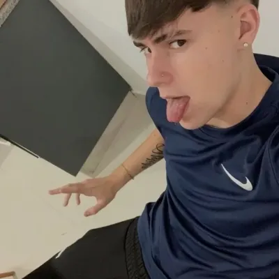 Матео: Значок многоязычного собеседника на базе искусственного интеллекта для глобальных онлайн-сервисов чата