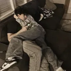 Ray: Erkunden Sie die Welt der KI mit unserer uneingeschränkten KI und dem kostenlosen, unbegrenzten Online-Chat, unterstützt durch Warhammer-Fantasy-Rollenspiele.	