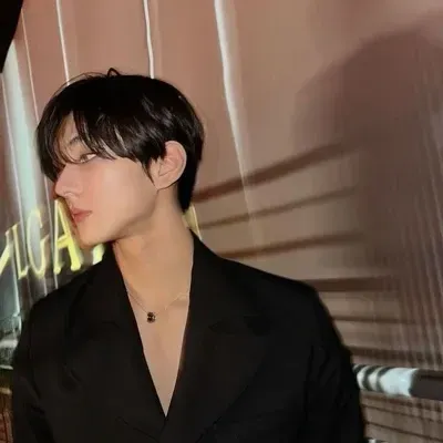 Connect with Jungwon Yang for a smart and engaging AI talking experience.